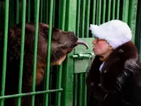 В Уссурийске медведь откусил руку известной зоозащитнице.webp