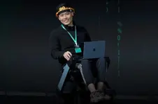 Китаец после двух параличей создал коляску, управляемую силой мысли.webp