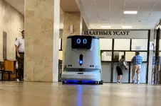 Школы и больницы заменяют уборщиц на роботов-пылесосов.webp