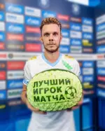 Огромный арбуз вручили лучшему игроку матча.webp