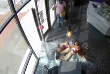Две девушки на самокате протаранили витрину магазина в Балтиморе.webp