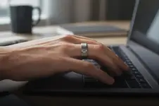 Умное кольцо следит за организмом через пот.webp